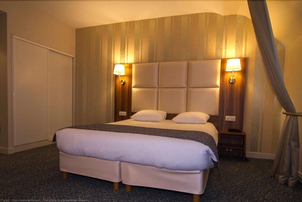 Logis Hotel Du Chateau Комбур Экстерьер фото