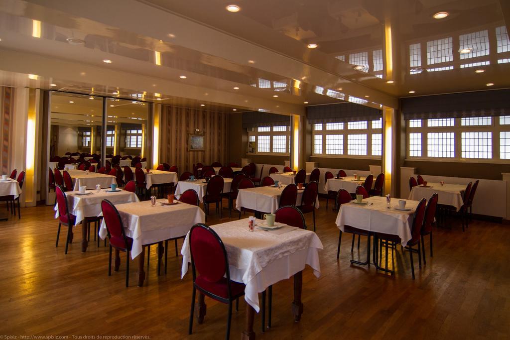 Logis Hotel Du Chateau Комбур Экстерьер фото