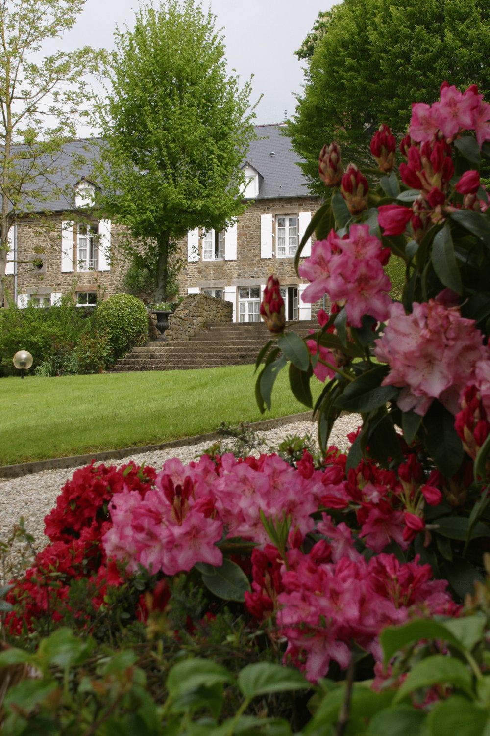 Logis Hotel Du Chateau Комбур Ресторан фото