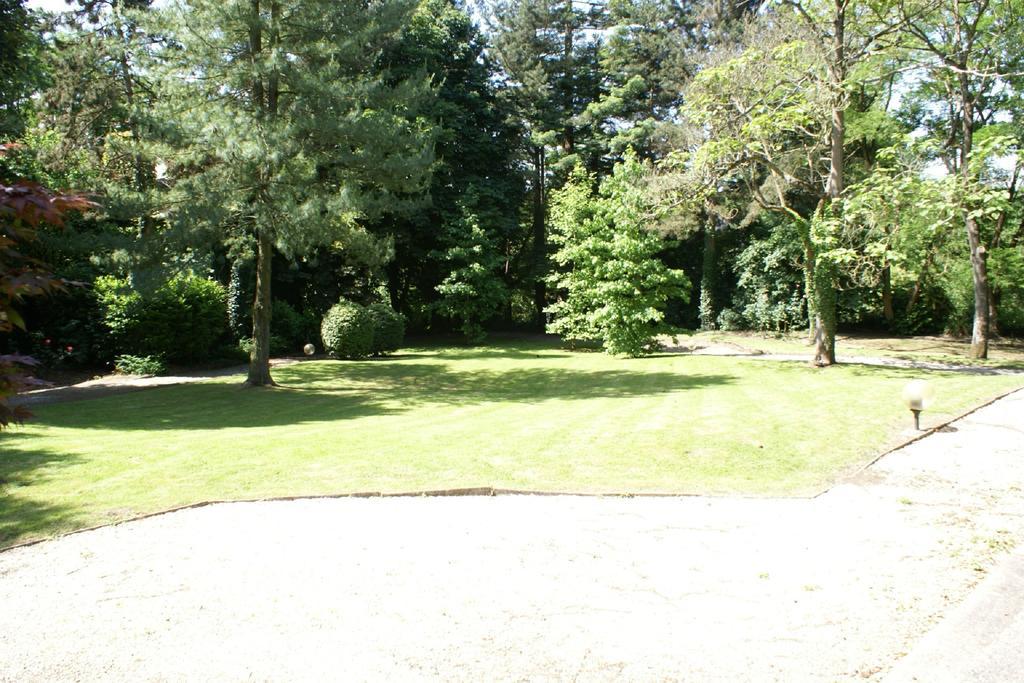 Logis Hotel Du Chateau Комбур Экстерьер фото