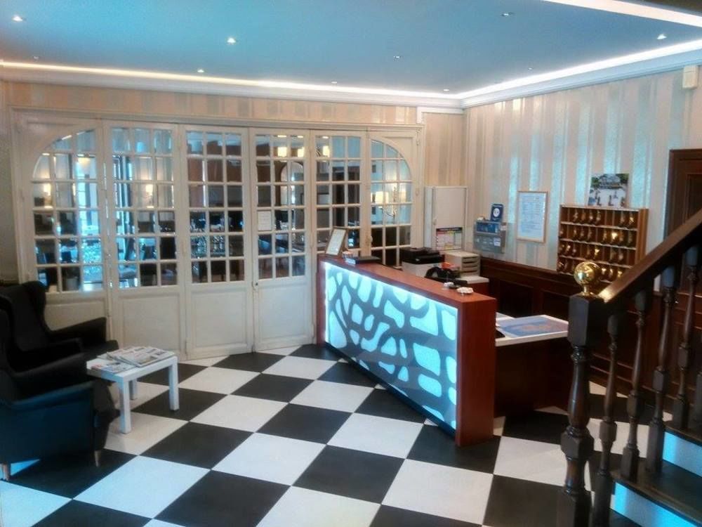 Logis Hotel Du Chateau Комбур Экстерьер фото