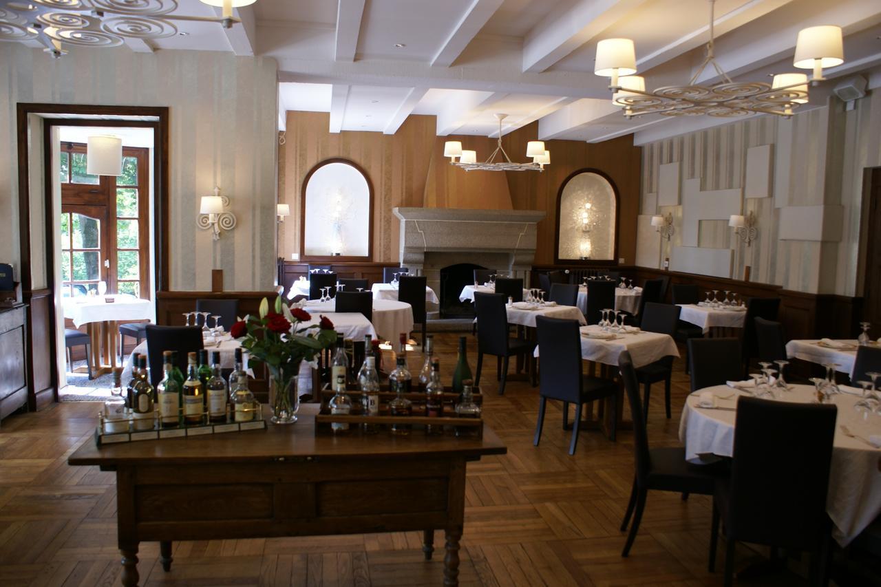Logis Hotel Du Chateau Комбур Экстерьер фото