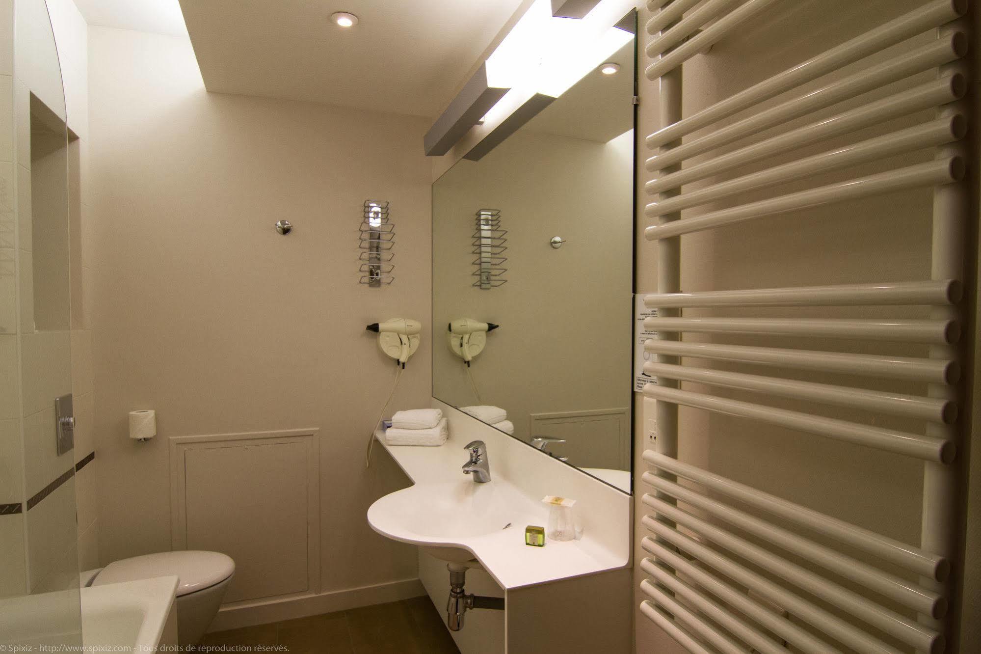 Logis Hotel Du Chateau Комбур Экстерьер фото