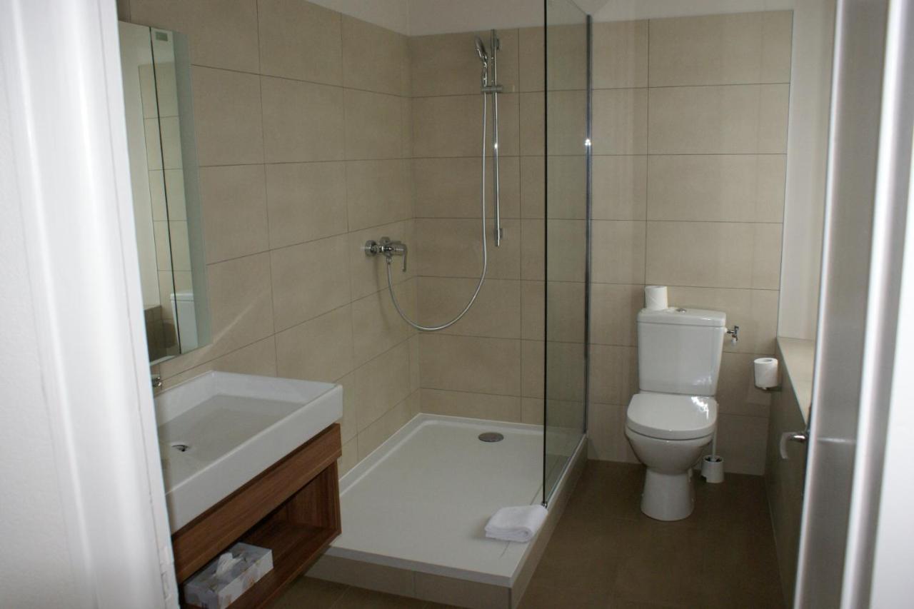 Logis Hotel Du Chateau Комбур Экстерьер фото